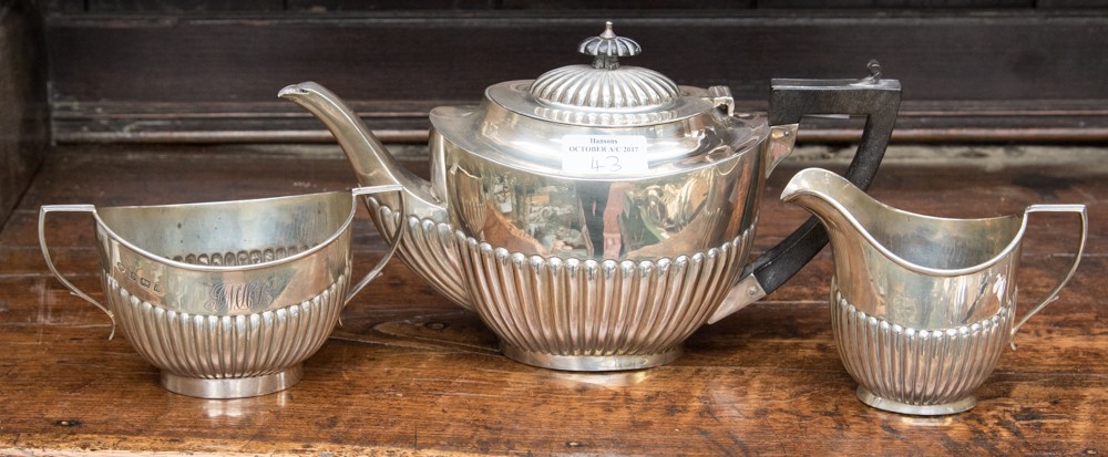 Silver tea service comprising teapot, sugar and milk, monogrammed, Birmingham, 1900/1901,