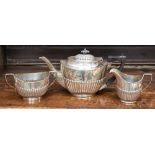 Silver tea service comprising teapot, sugar and milk, monogrammed, Birmingham, 1900/1901,