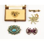 Small box of jewellery including various brooches including a yellow metal stamped 9ct brooch with