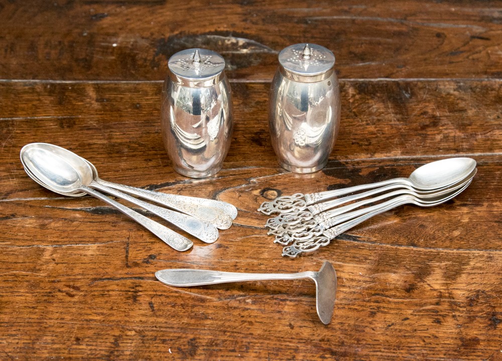 Pair of silver peppers, Birmingham 1917 together with 5 George VI silver teaspoons,