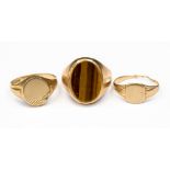 A gentleman's signet ring 9ct gold with Tigers Eye stone ring size R,