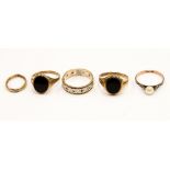 Two gentleman's 9ct and onyx rings, a 9ct gold toe ring, and a gold on silver ring,