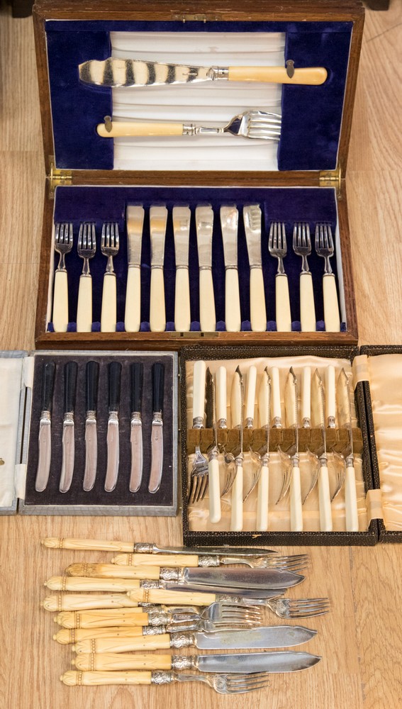 A wooden cased set od fish knives and forks with servers,