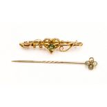 A 15ct gold and (peridot?) heart detail bar brooch,