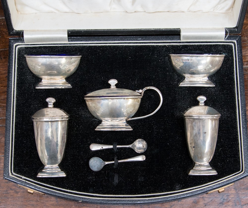 A George V silver boxed condiment set, Birmingham 1935, comprising a pair of sifters,