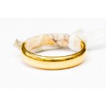 A 22ct gold wedding band, approx 4.