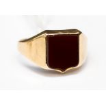 A 15ct gold cornelion set signet ring, size O, approx 5.