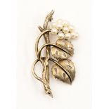 A 9ct white gold cultured pearl set grape vine spray brooch, approx 6.