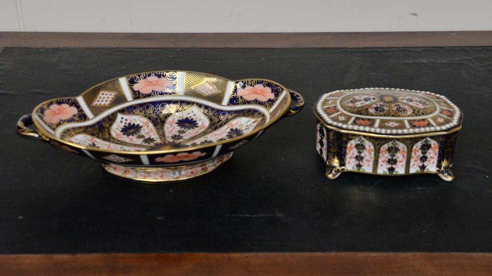 Royal Crown Derby 1128 Old Imari pattern trinket box and a two handled pedestal serving dish (2)