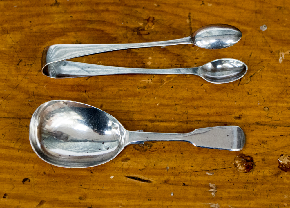 A Georgian silver caddy spoon, London 1827 makers mark WE, weight approx 13.4 grams/0.