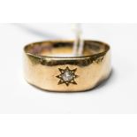 A gentlemans 9ct gold signet ring star set with a diamond, size X, with a weight of approx 5.