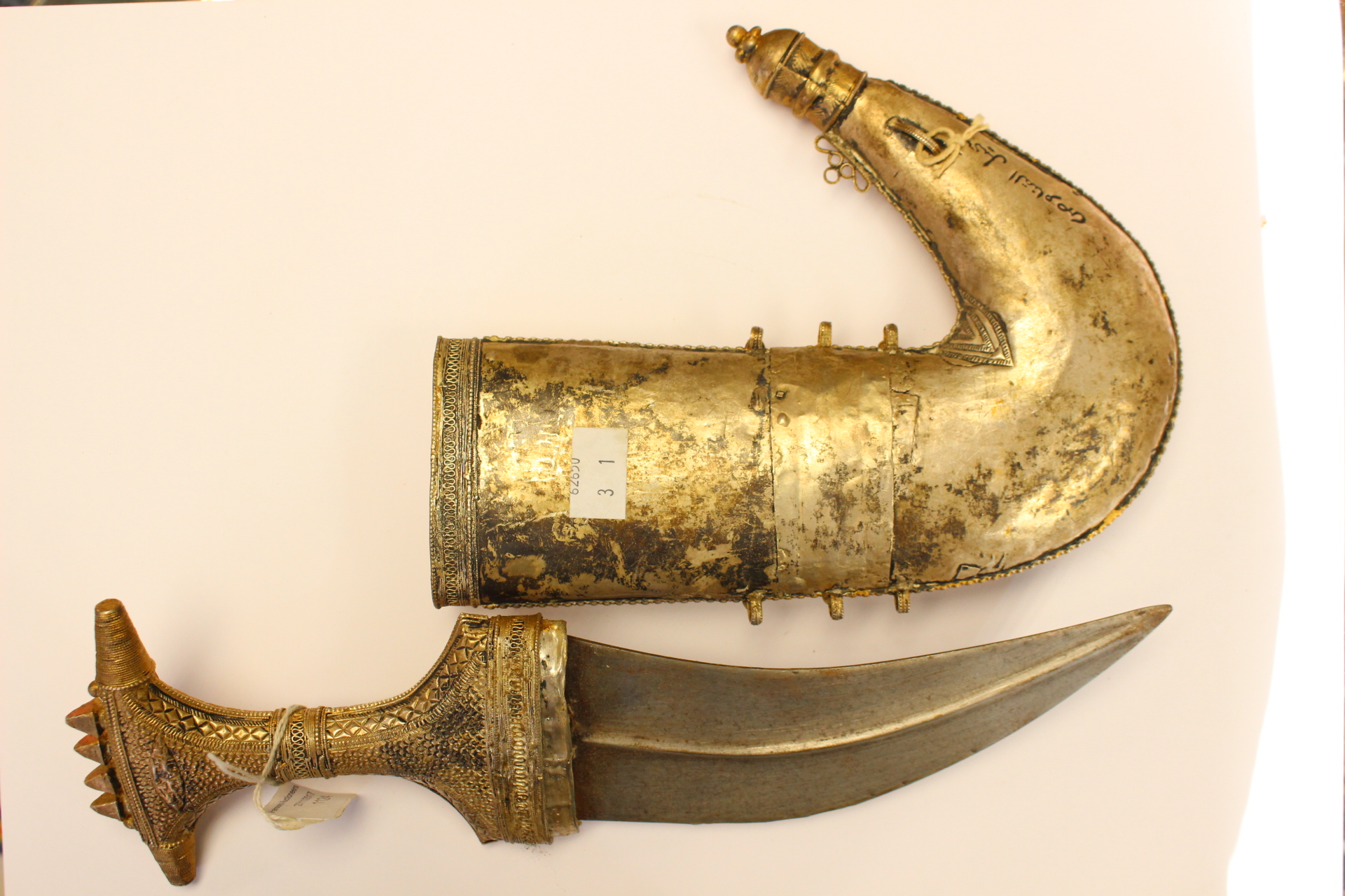 An Arabian dagger with curved 18cm double edged blade. White metal hilt and scabbard. - Image 2 of 3
