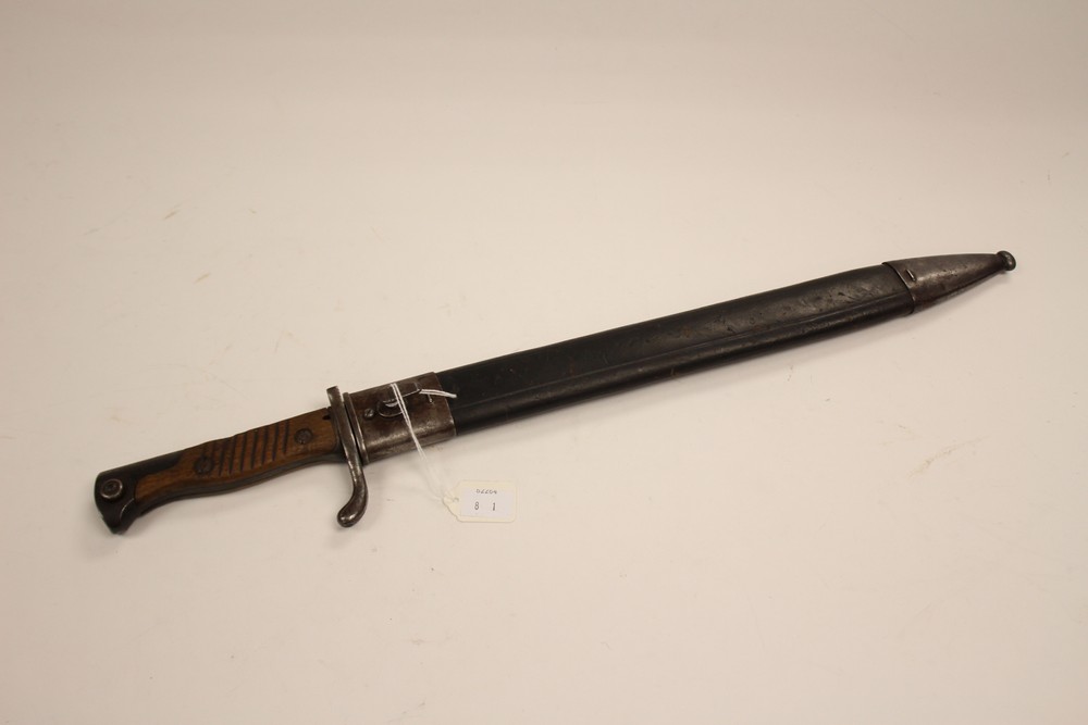 WW1 Imperial German Butcher bayonet with unmarked 365mm long blade. Leather scabbard.