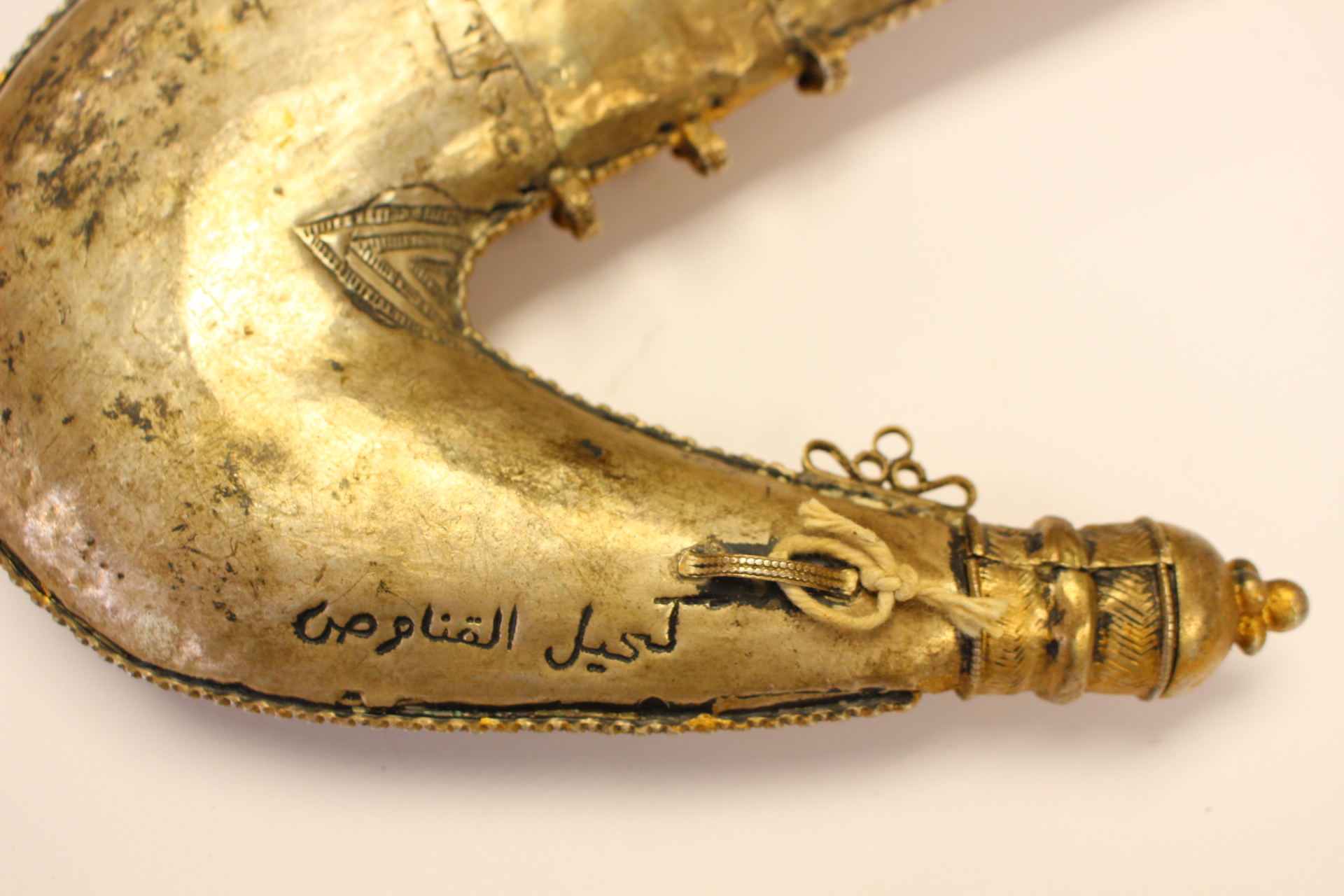An Arabian dagger with curved 18cm double edged blade. White metal hilt and scabbard. - Image 3 of 3