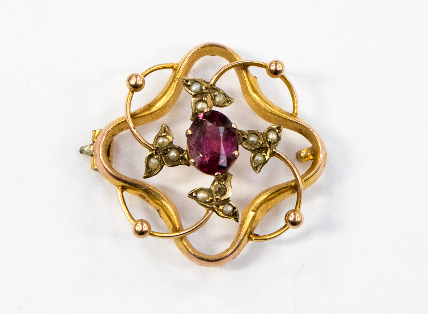 A Victorian 9ct gold garnet/seed pearl brooch (af),