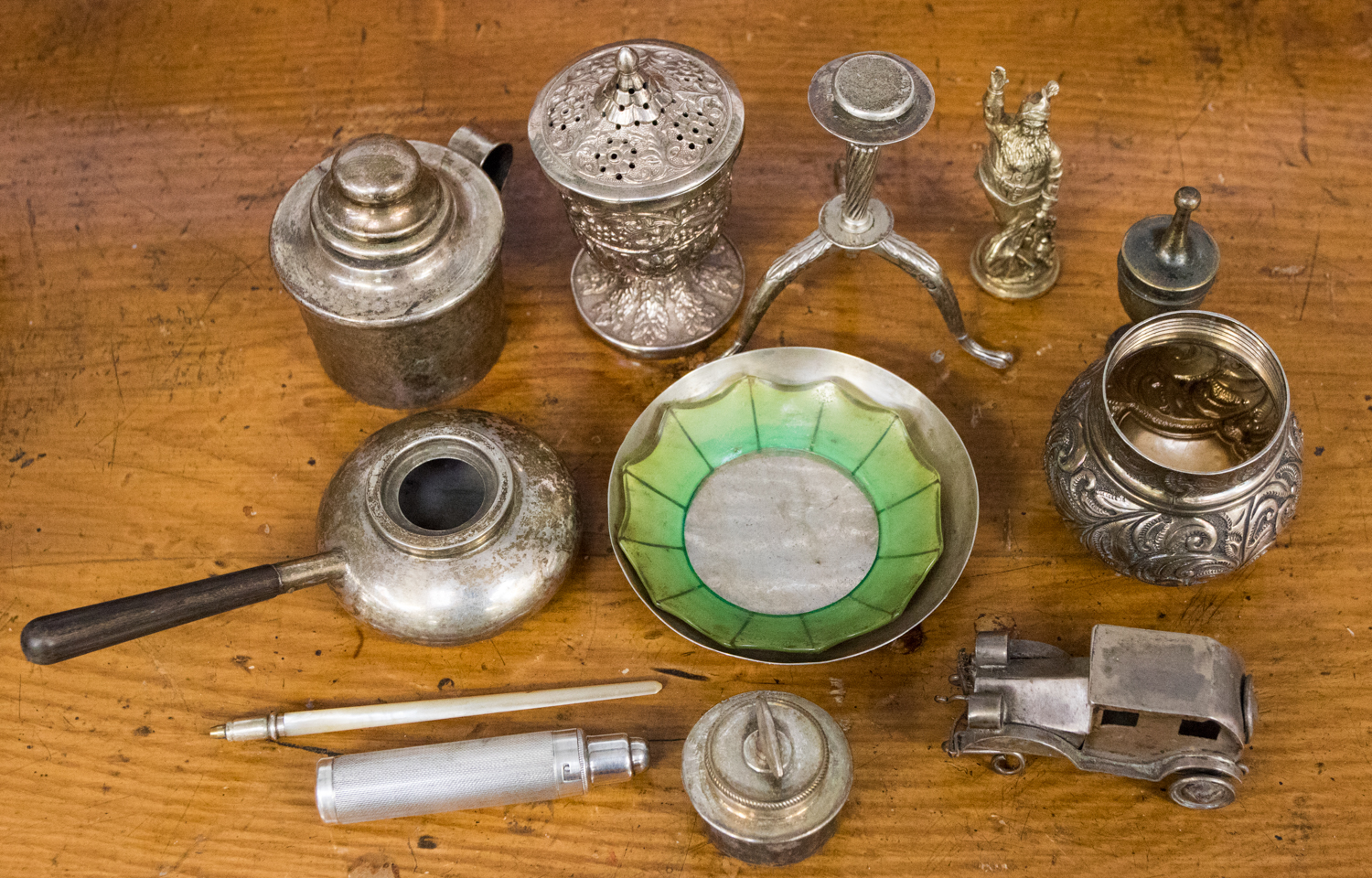 A collection of silver and plated items, comprising bottle cap, pedestal salt sifter,