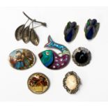 Various brooches,