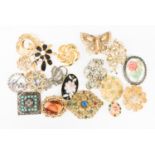 A collection of eighteen vintage brooches, to include Sarah Cov,