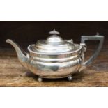 A silver teapot, London 1915, gross weight approx 18.