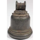 Bell bronze Khmer, 16th century round bronze bell, the bottom decorated with lotus flowers, nice