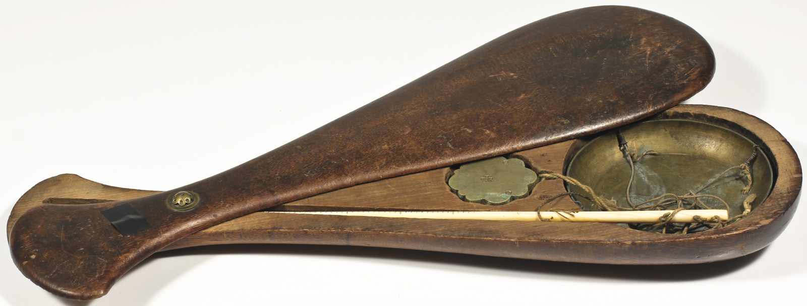 Opium Scale wood Afghanistan 19th century Complete opium scale, 2 wood covers, inside a weight, a