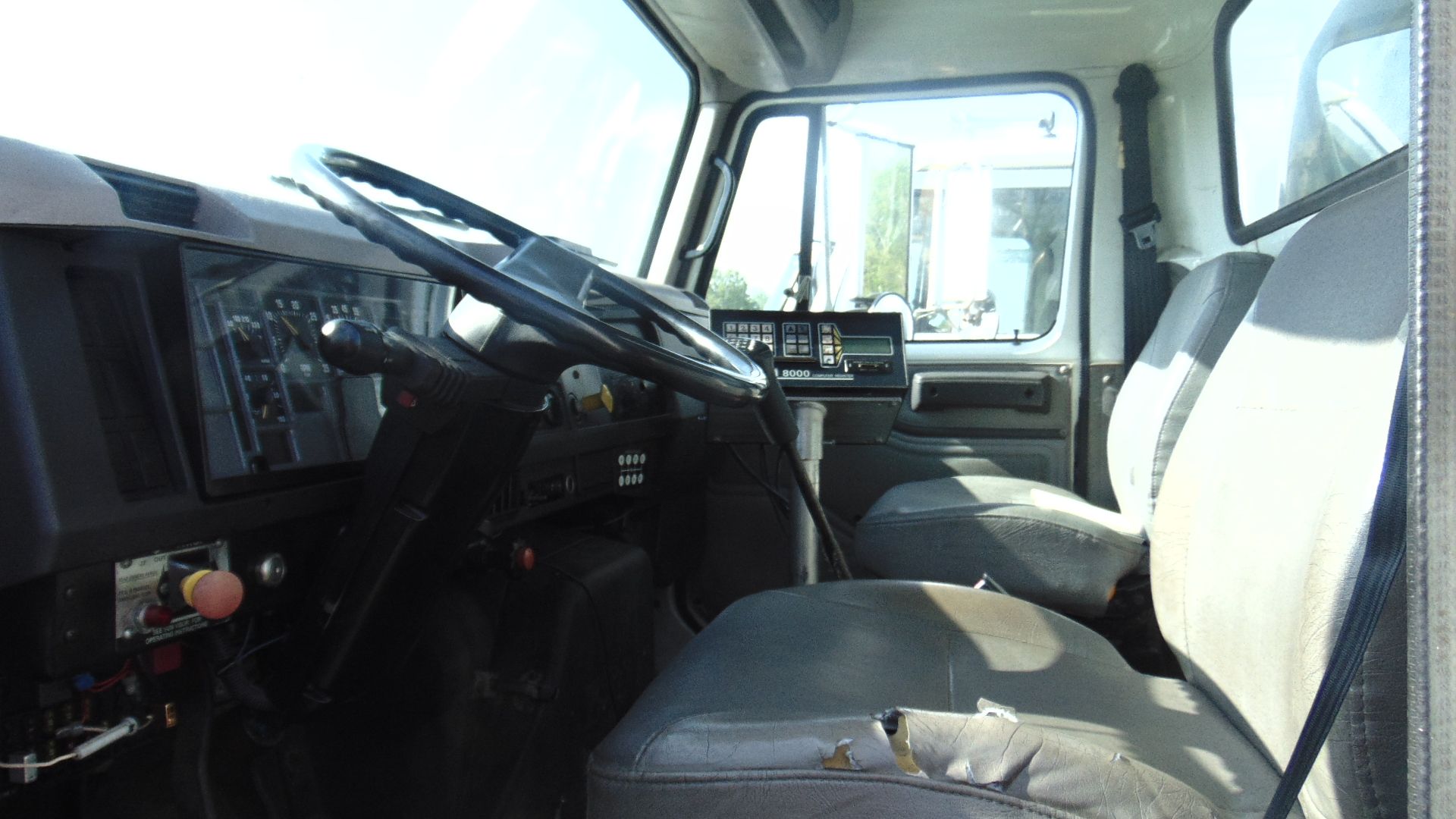 1996 International 4900 oil truck - Image 6 of 6