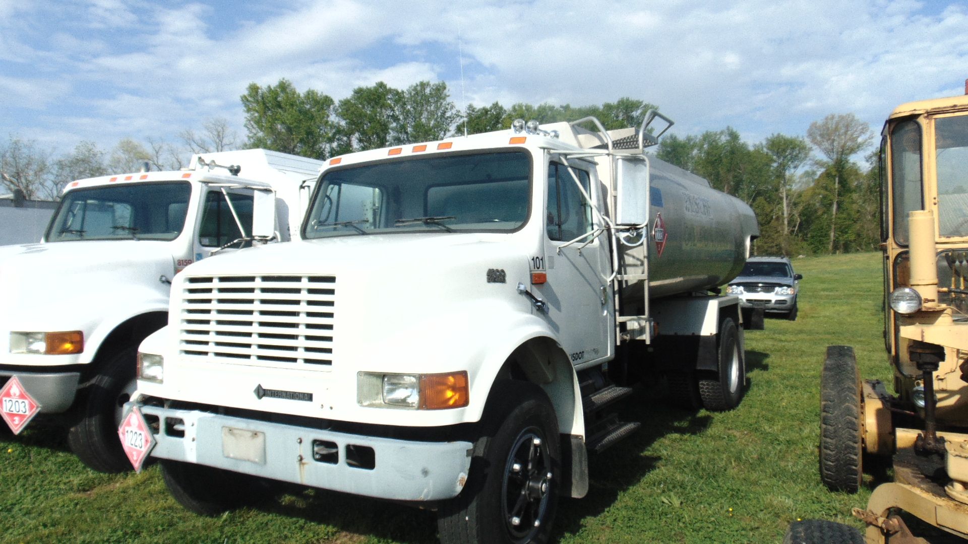1996 International 4900 oil truck - Image 2 of 6