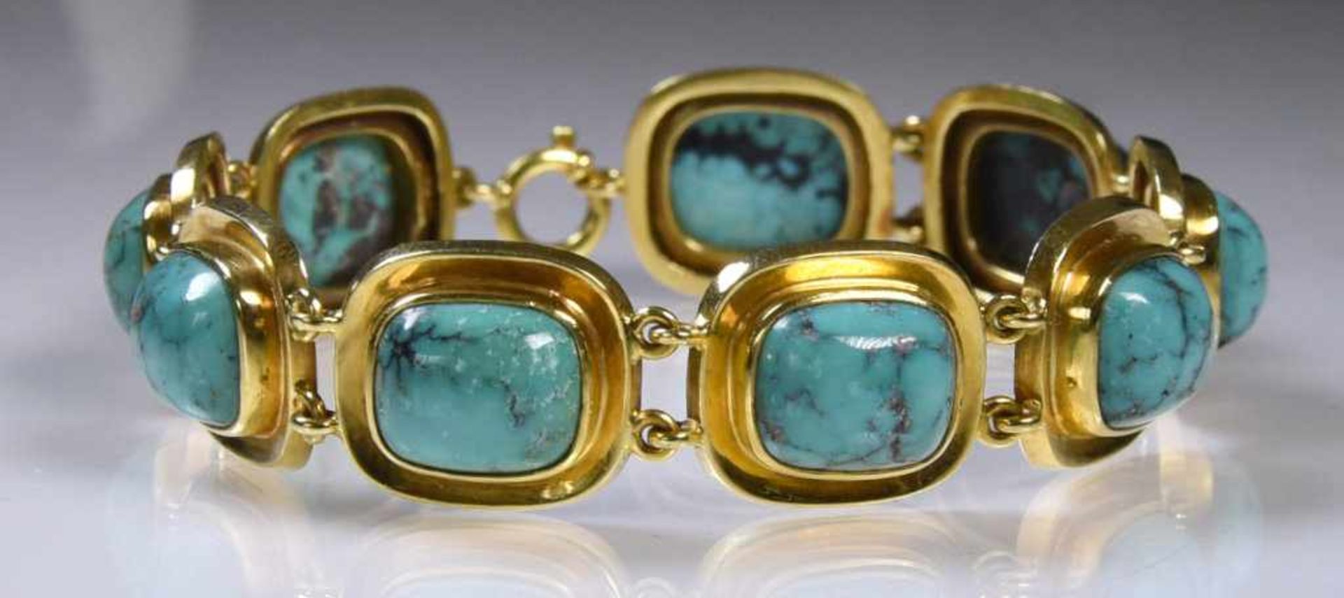 Bracelet - 18 Kt yellow gold & turquoise En or jaune 18 ct, serti de 9 cabochons de turquoise.