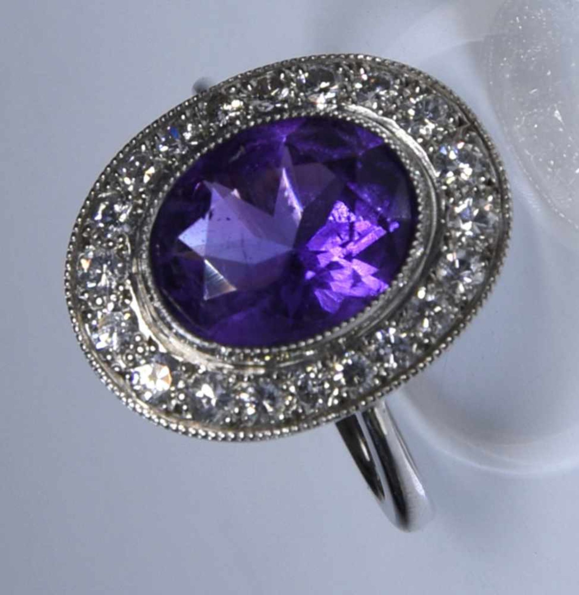 Ring - 18 Kt white gold & amethyst En or blanc 18 ct, sertie d'une améthyste ovale entourée de