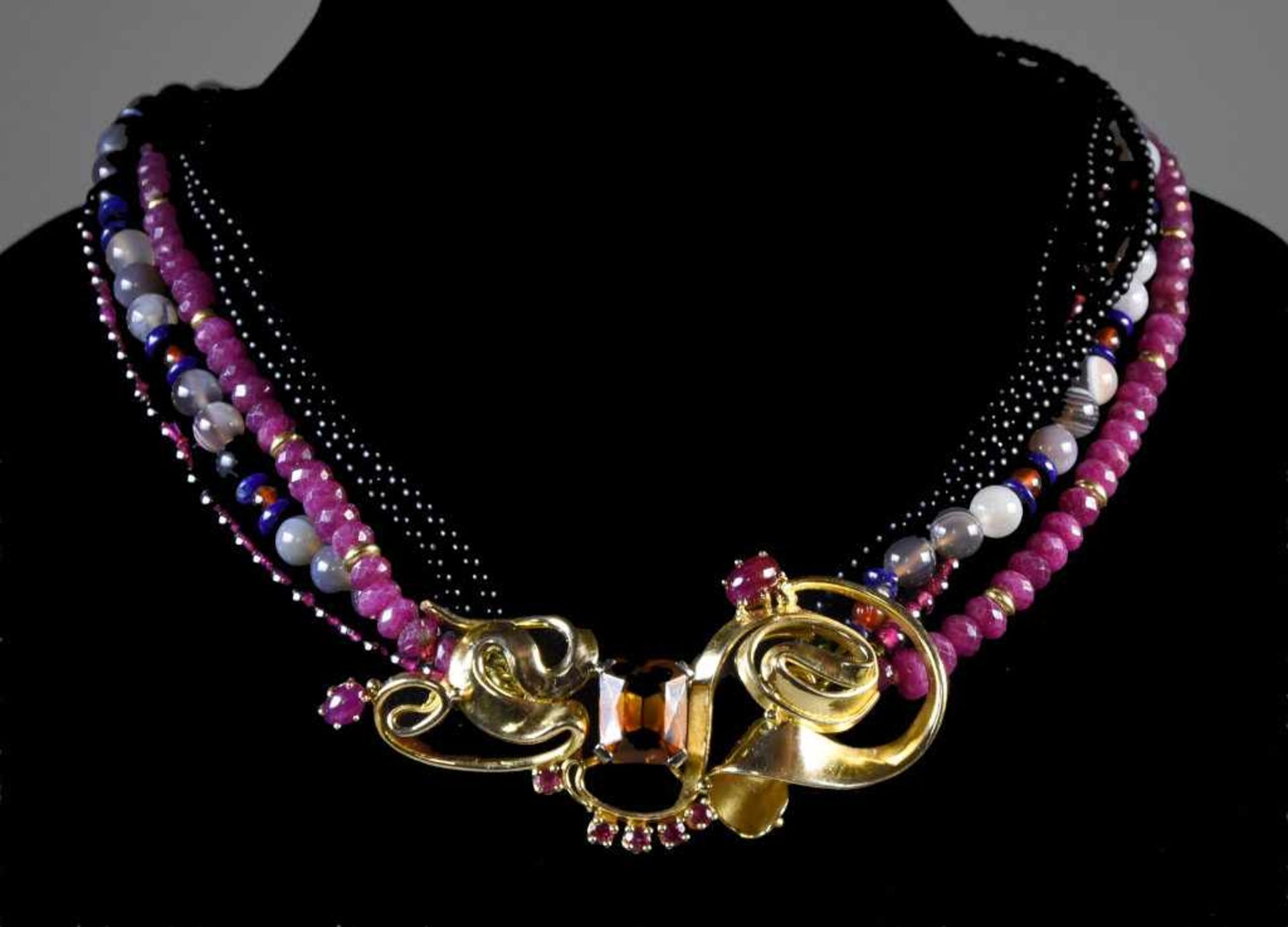 Jacques Michel - Necklace - ruby, garnet, agate and glod pearls Composé de 6 rangs de perles semi-