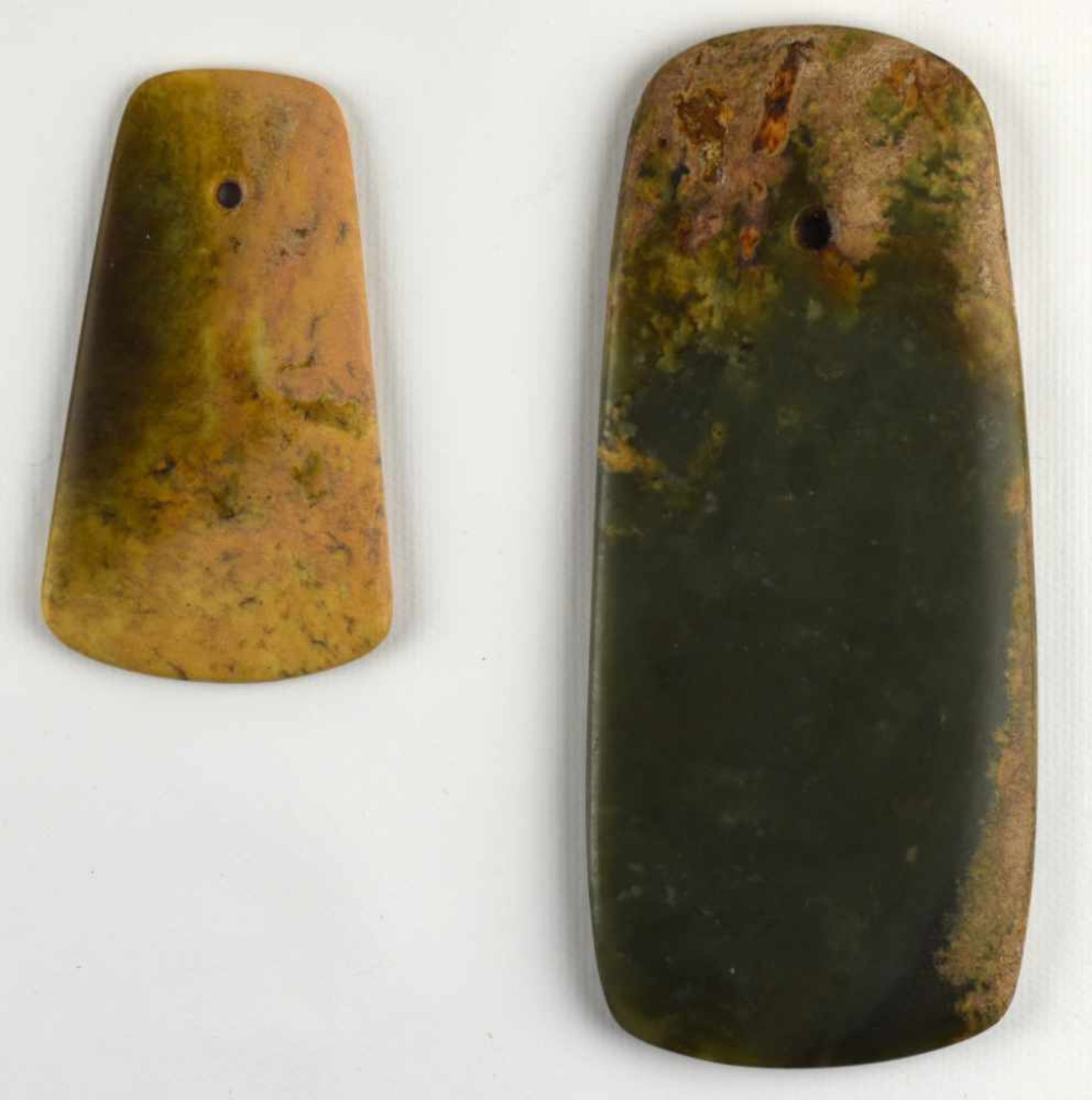 China - Two nephrite hatchets Chine - Deux haches en néphrite De teinte vert foncé et ocre. 9 x 11