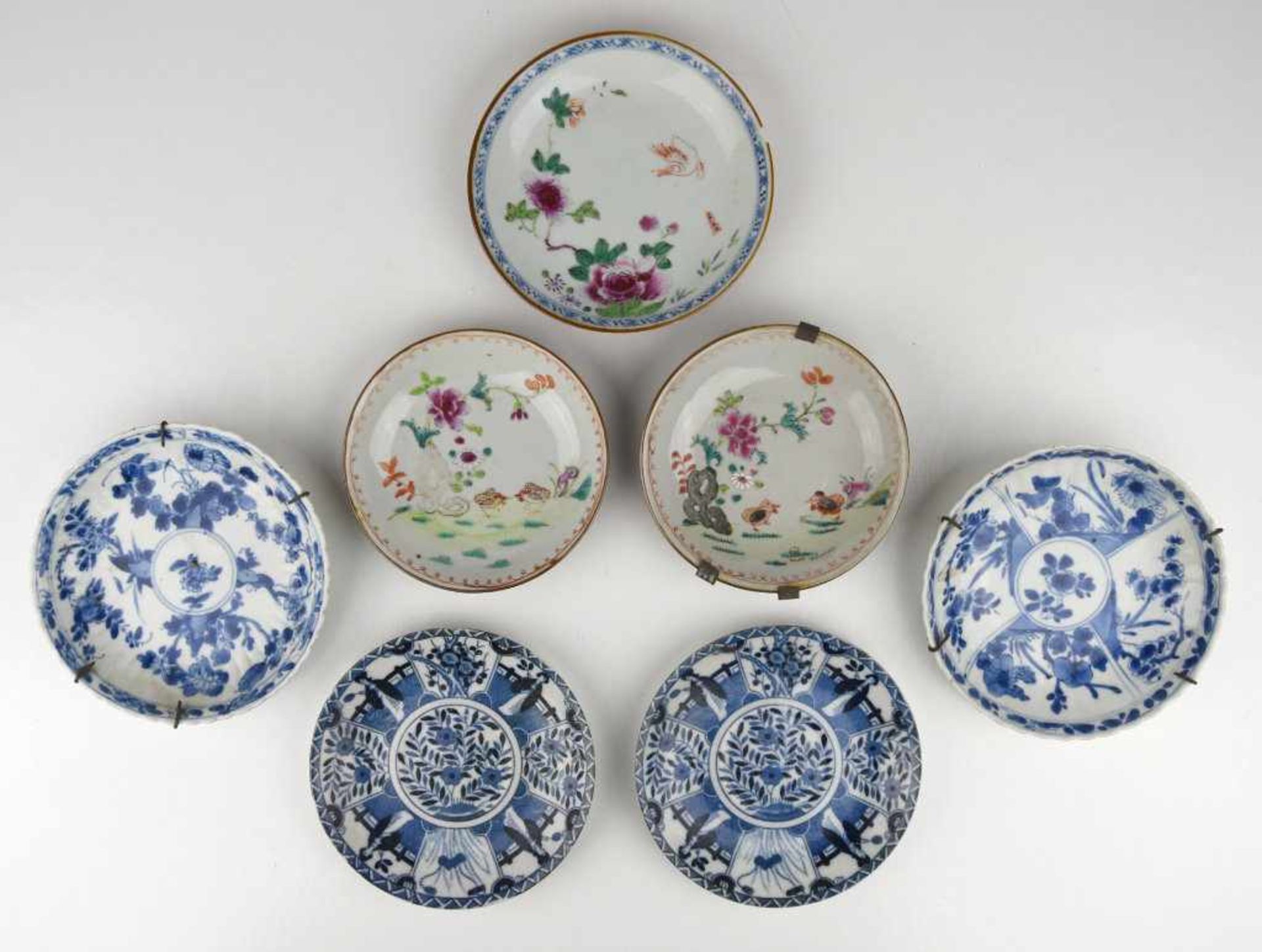 China - Group of seven porcelain plates blue and white or famille rose Chine - Ensemble de sept