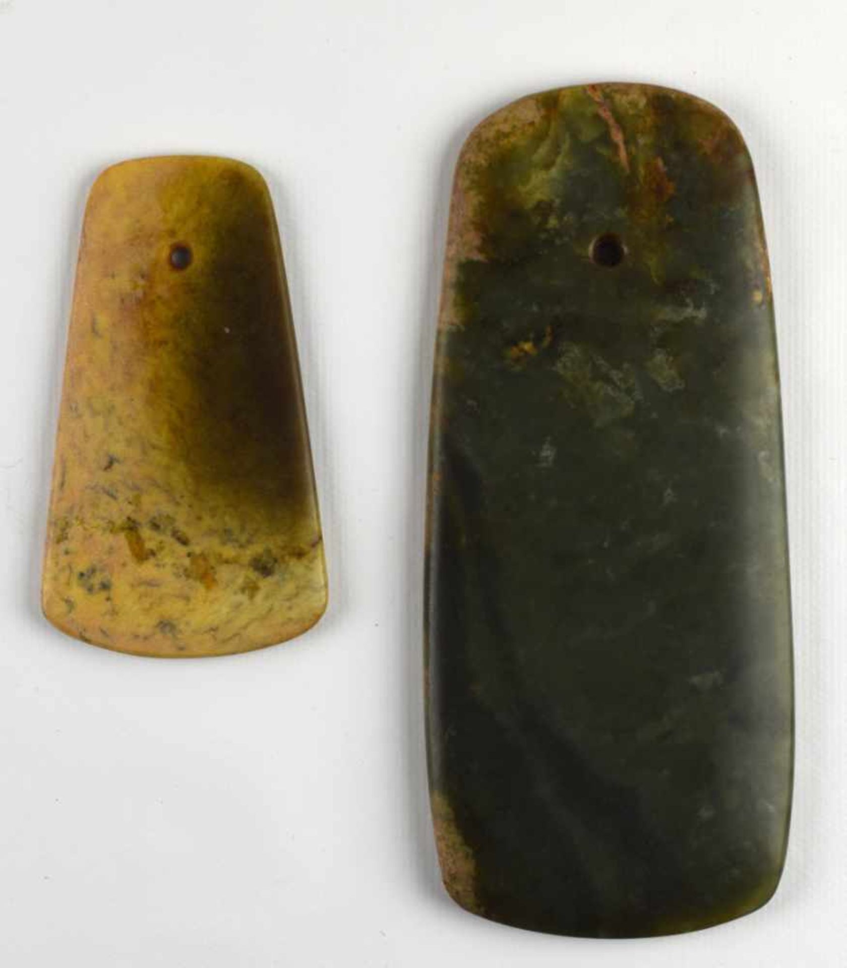 China - Two nephrite hatchets Chine - Deux haches en néphrite De teinte vert foncé et ocre. 9 x 11 - Image 2 of 2
