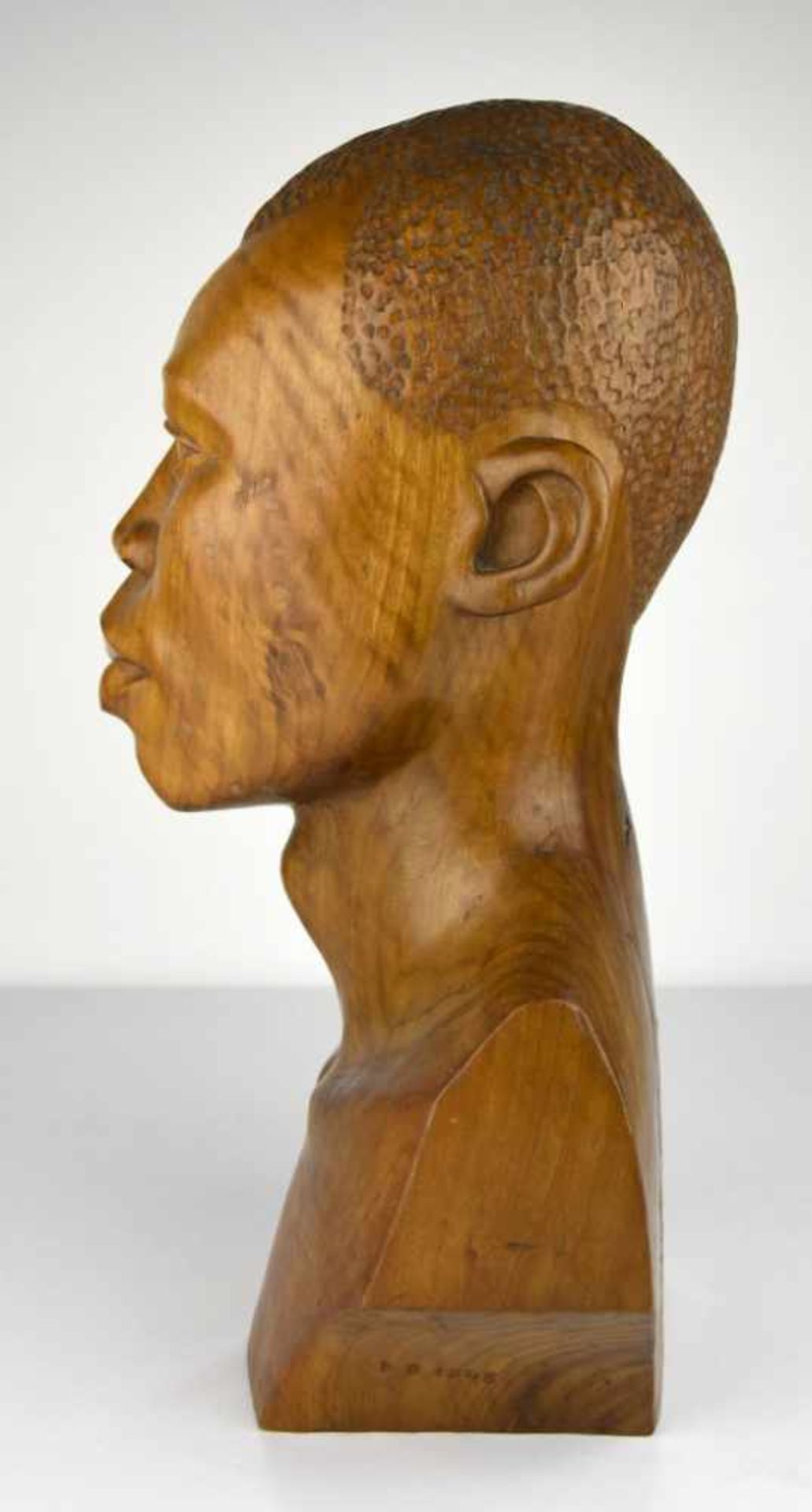 Congo - Man's head sculpted in wood and signed Congo - Tête d'homme sculptée en ronde-bosse En bois, - Image 2 of 5