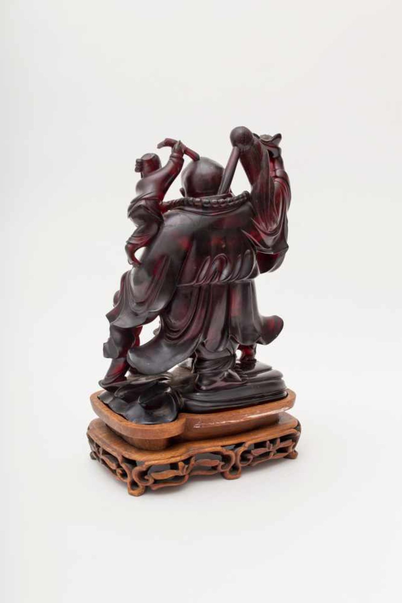 Chine - Bouddha en ruby amber - Entouré de cinq personnages, sur socle en bois. - [...] - Image 9 of 14