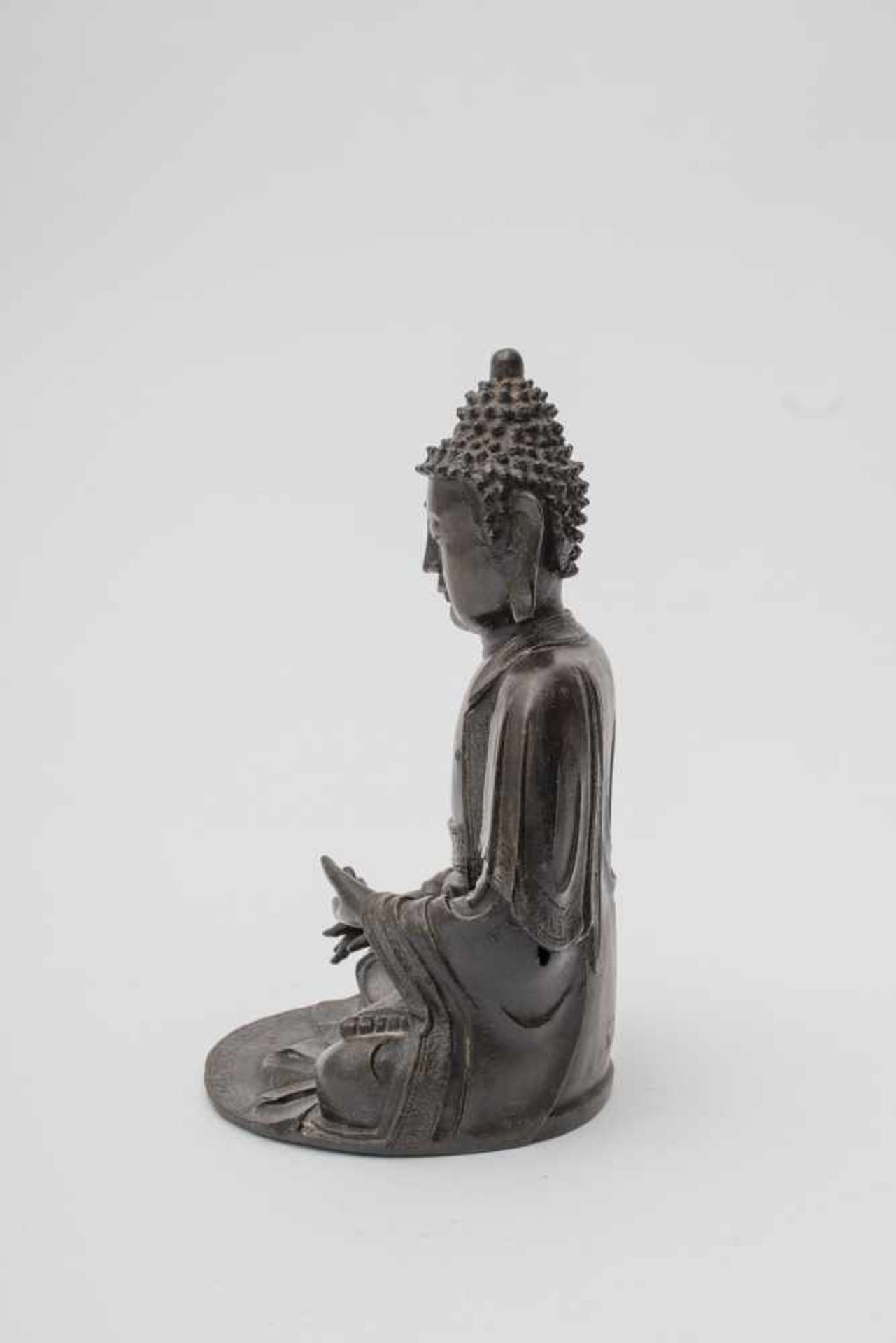 Chine - Bouddha en bronze - Mudra de la prise de la terre à témoin, période Qing. [...] - Image 8 of 12