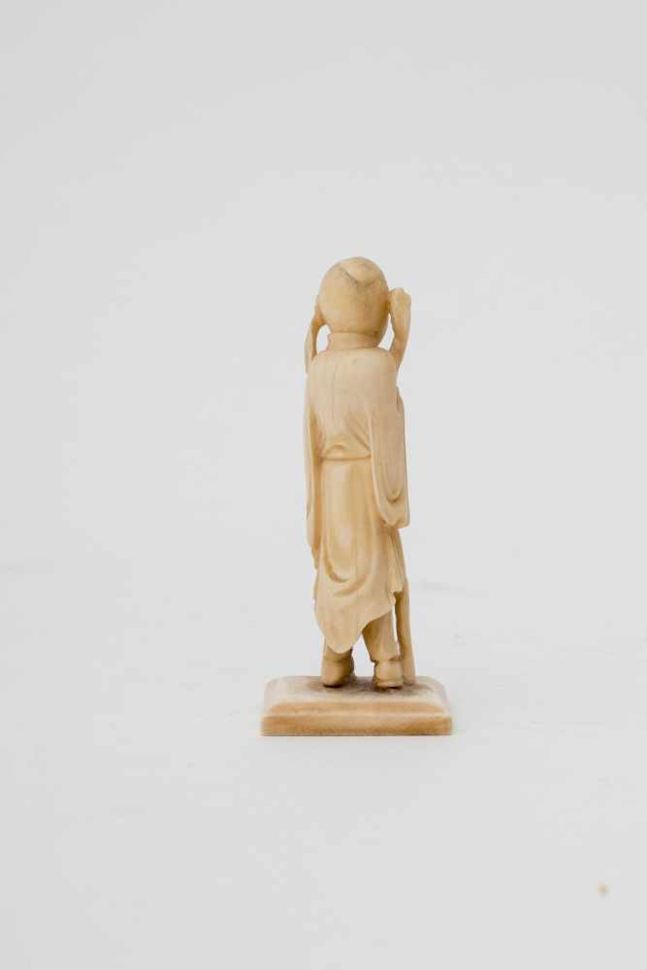 Chine - Immortel - Sur socle, ivoire, XIXe. - H : 8 cm, 22 gr - - China - Immortal [...] - Image 8 of 10
