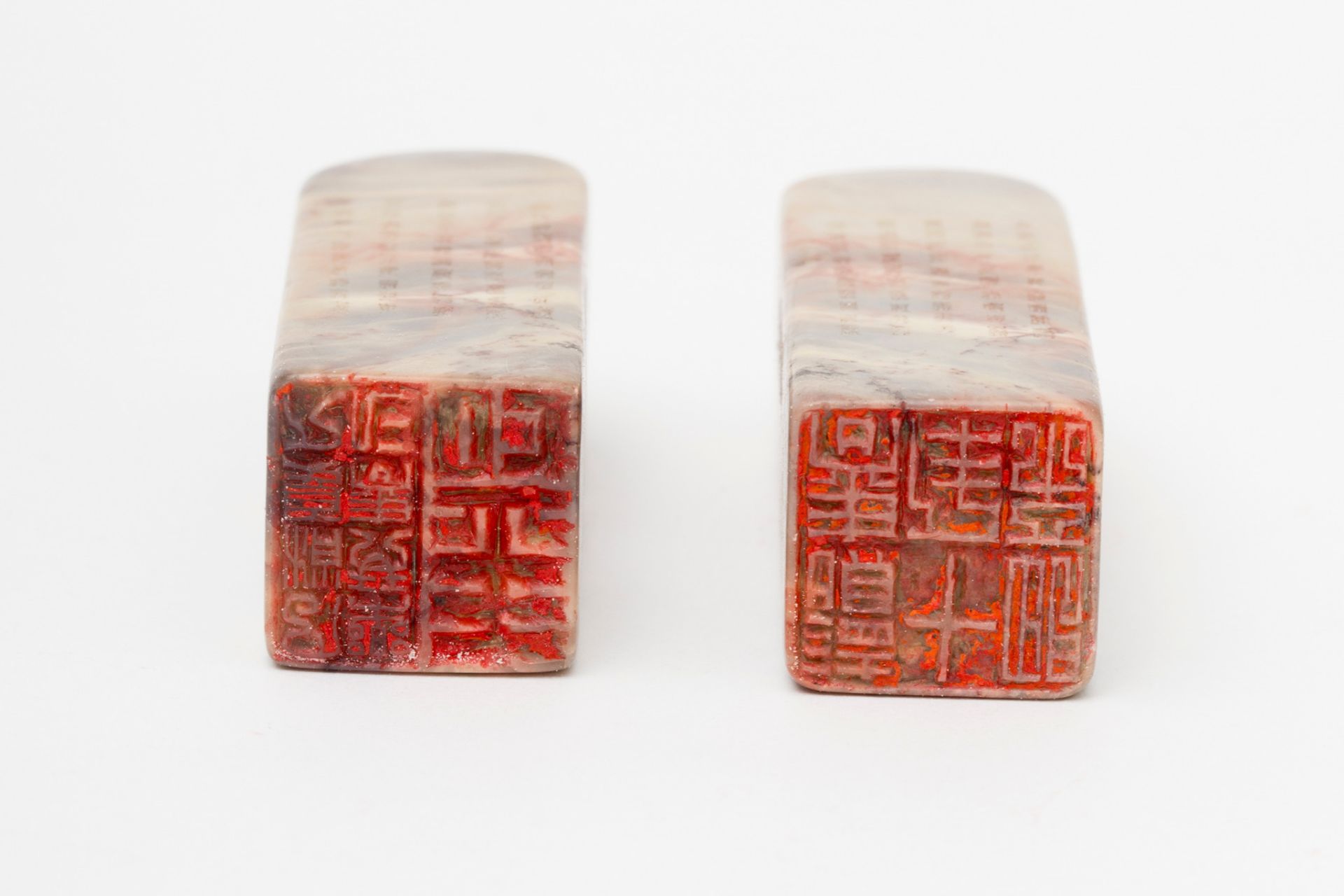 Chine - Paire de sceaux en pierre couleur feu - Cinq lignes d'inscriptions sur les [...] - Image 3 of 6