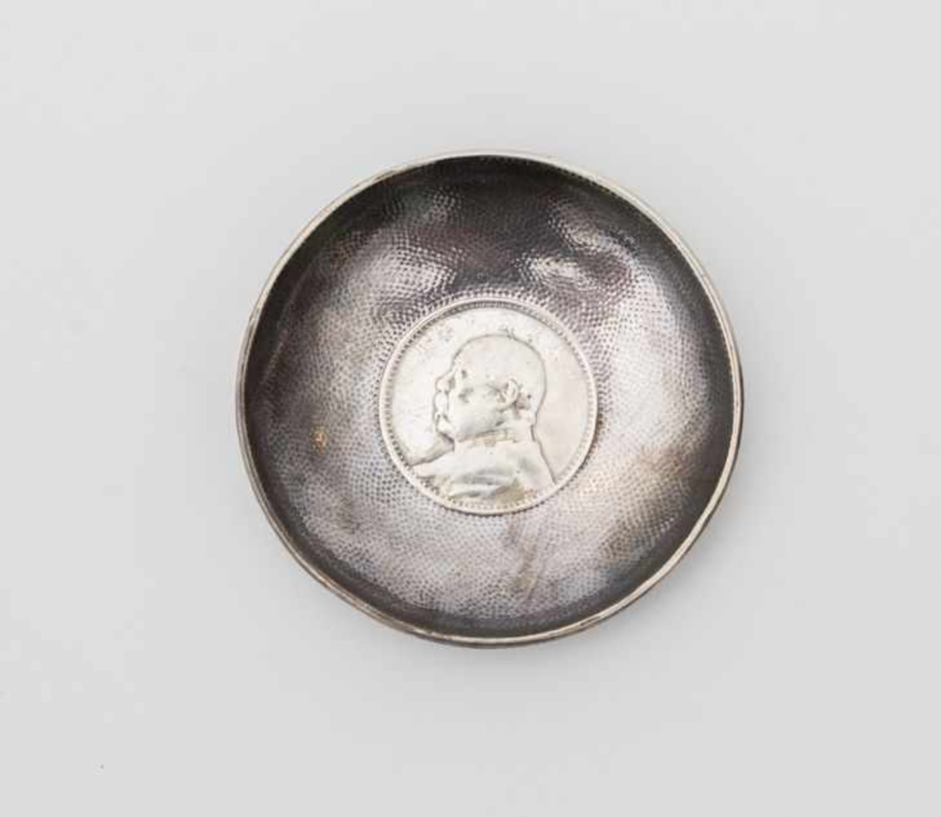 Chine - Vide-poche de forme ronde orné en son centre d'un silver dollar de [...]