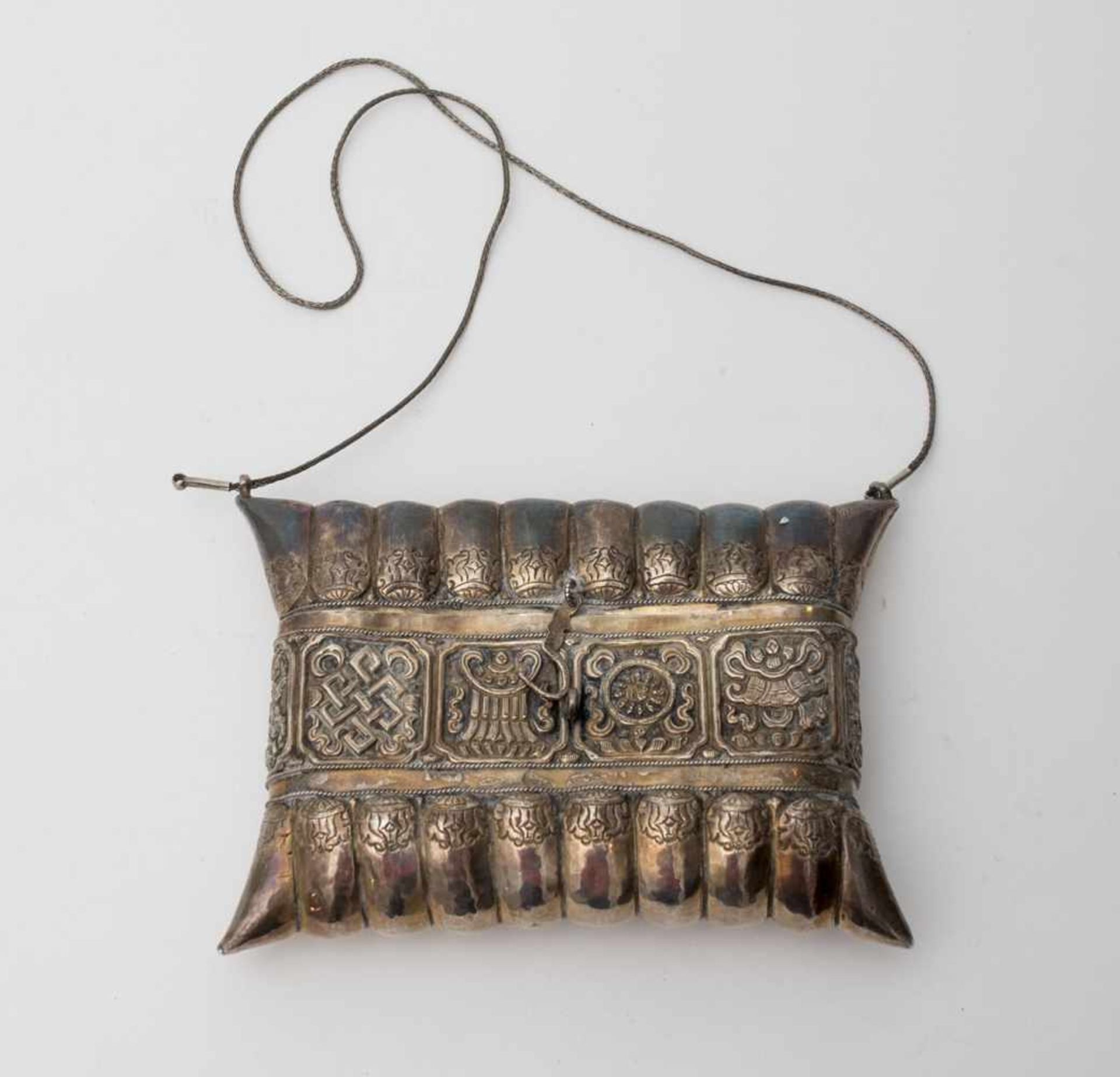 Chine - Sac de dame en argent - portant les huit signes auspicieux du Bouddhisme - [...]