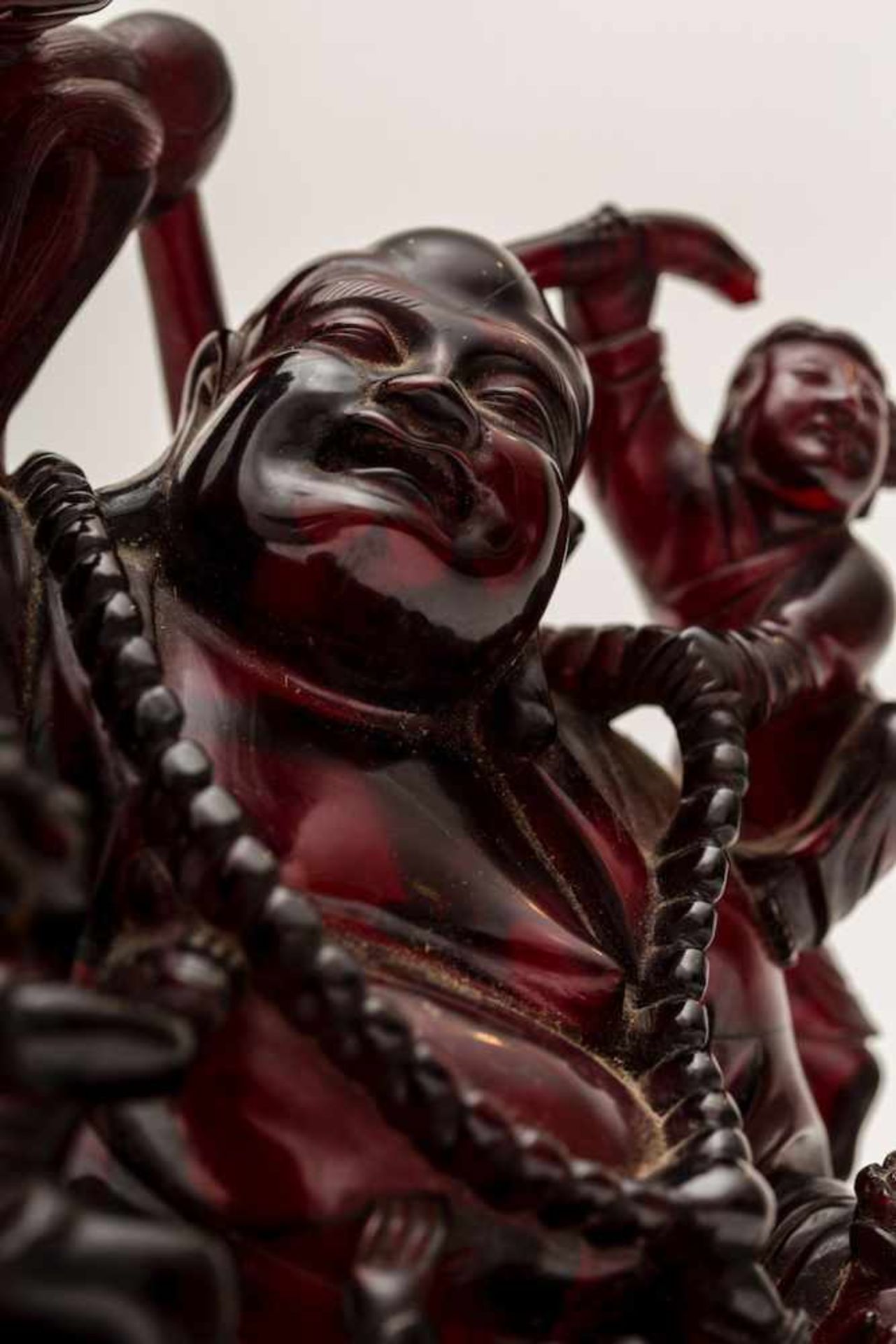 Chine - Bouddha en ruby amber - Entouré de cinq personnages, sur socle en bois. - [...] - Image 11 of 14