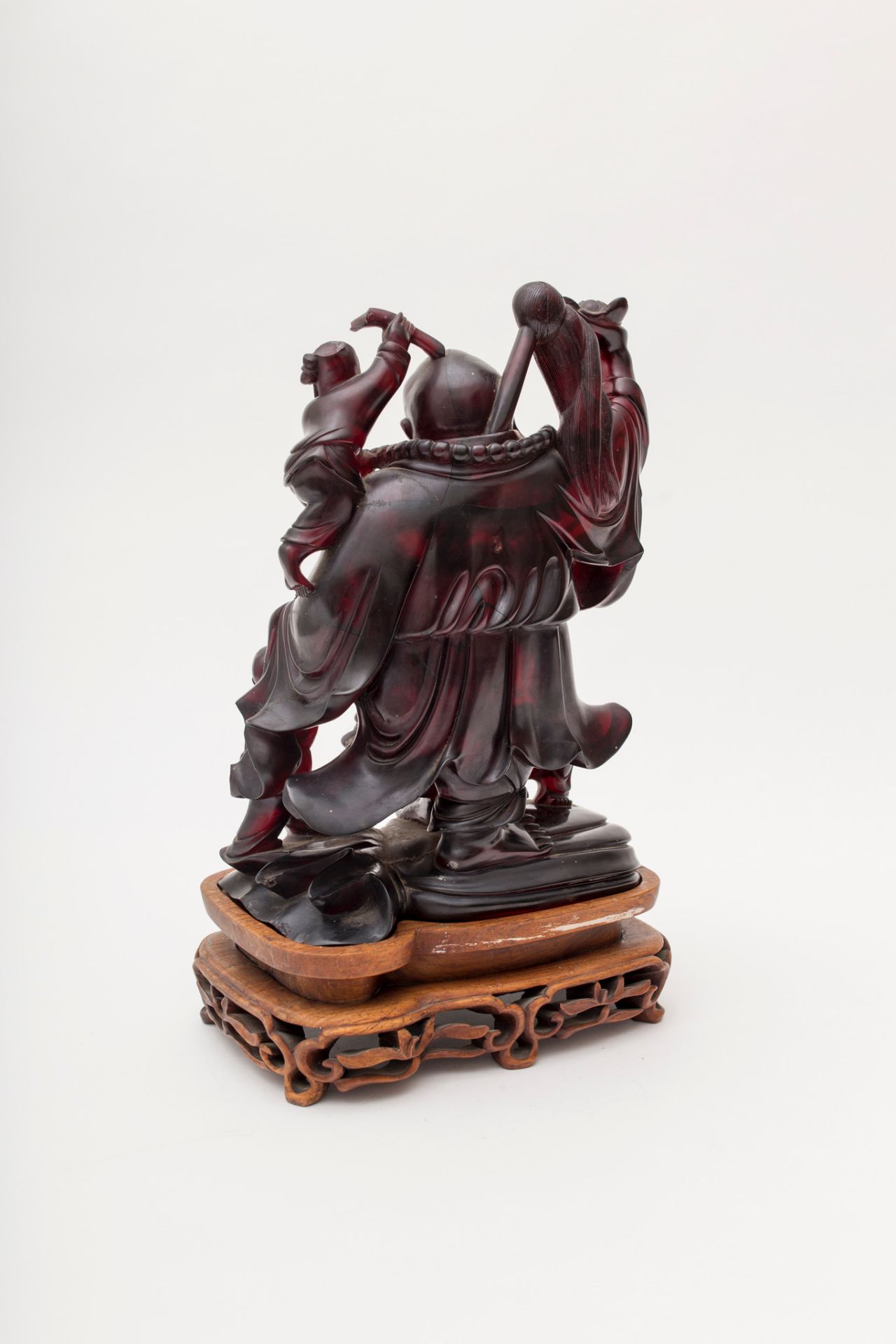 Chine - Bouddha en ruby amber - Entouré de cinq personnages, sur socle en bois. - [...] - Image 3 of 14