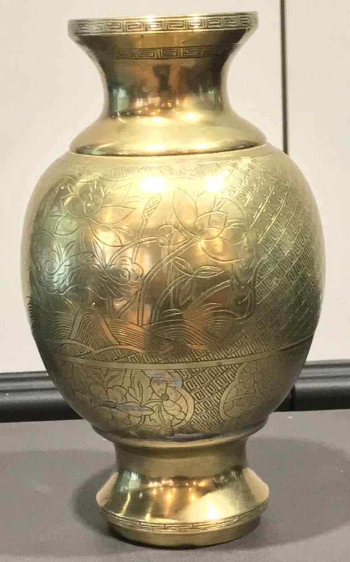 Chine - Vase en laiton - A motif de fleurs de lotus, frise de queues de dragon [...]