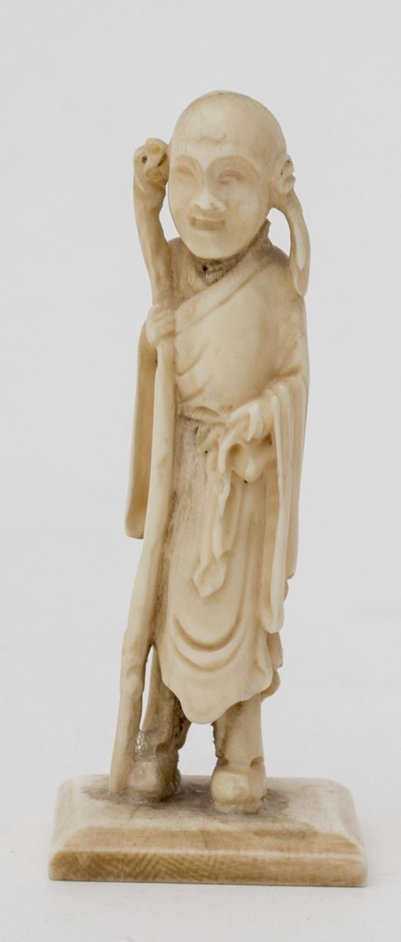 Chine - Immortel - Sur socle, ivoire, XIXe. - H : 8 cm, 22 gr - - China - Immortal [...] - Image 2 of 10