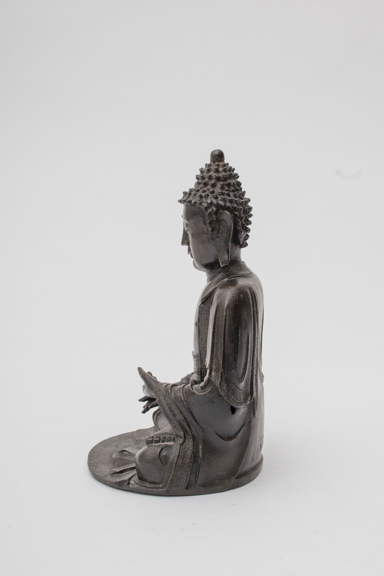 Chine - Bouddha en bronze - Mudra de la prise de la terre à témoin, période Qing. [...] - Image 3 of 12