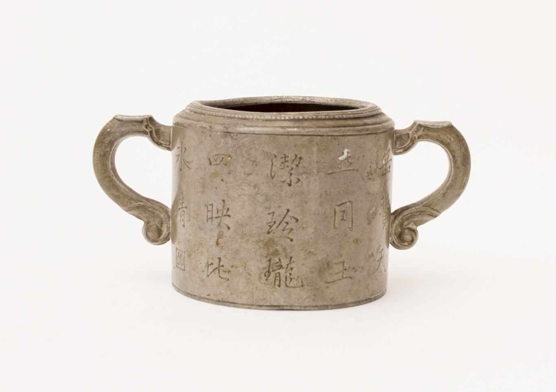 Chine - Tasse trembleuse en étain - Marque au Stupa sous la base. - D : 8 cm , H : [...]