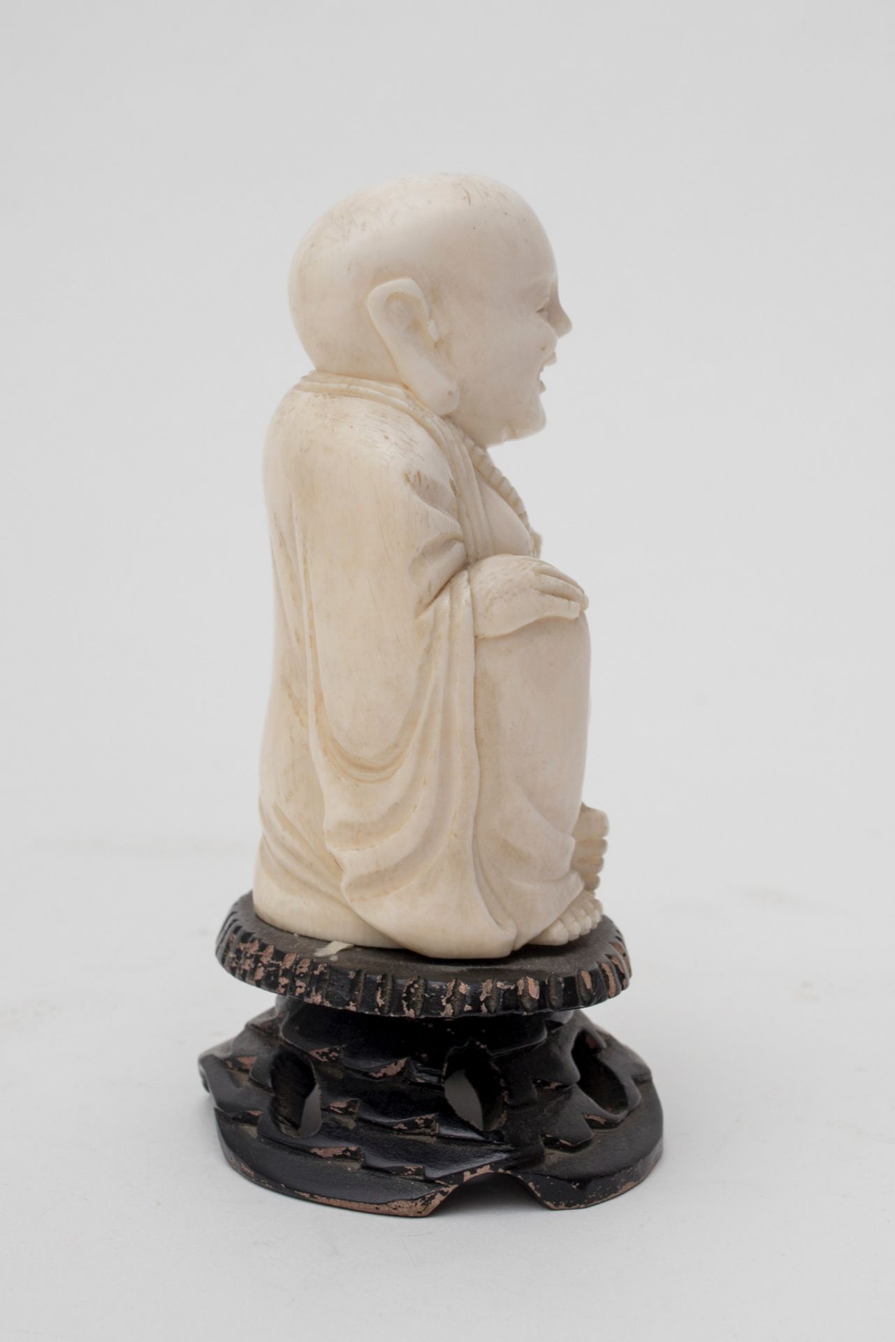 Chine - Budaï d'ivoire - Fixé sur socle de bois. Fin XIXe - début XXe. - H 14 [...] - Image 3 of 8
