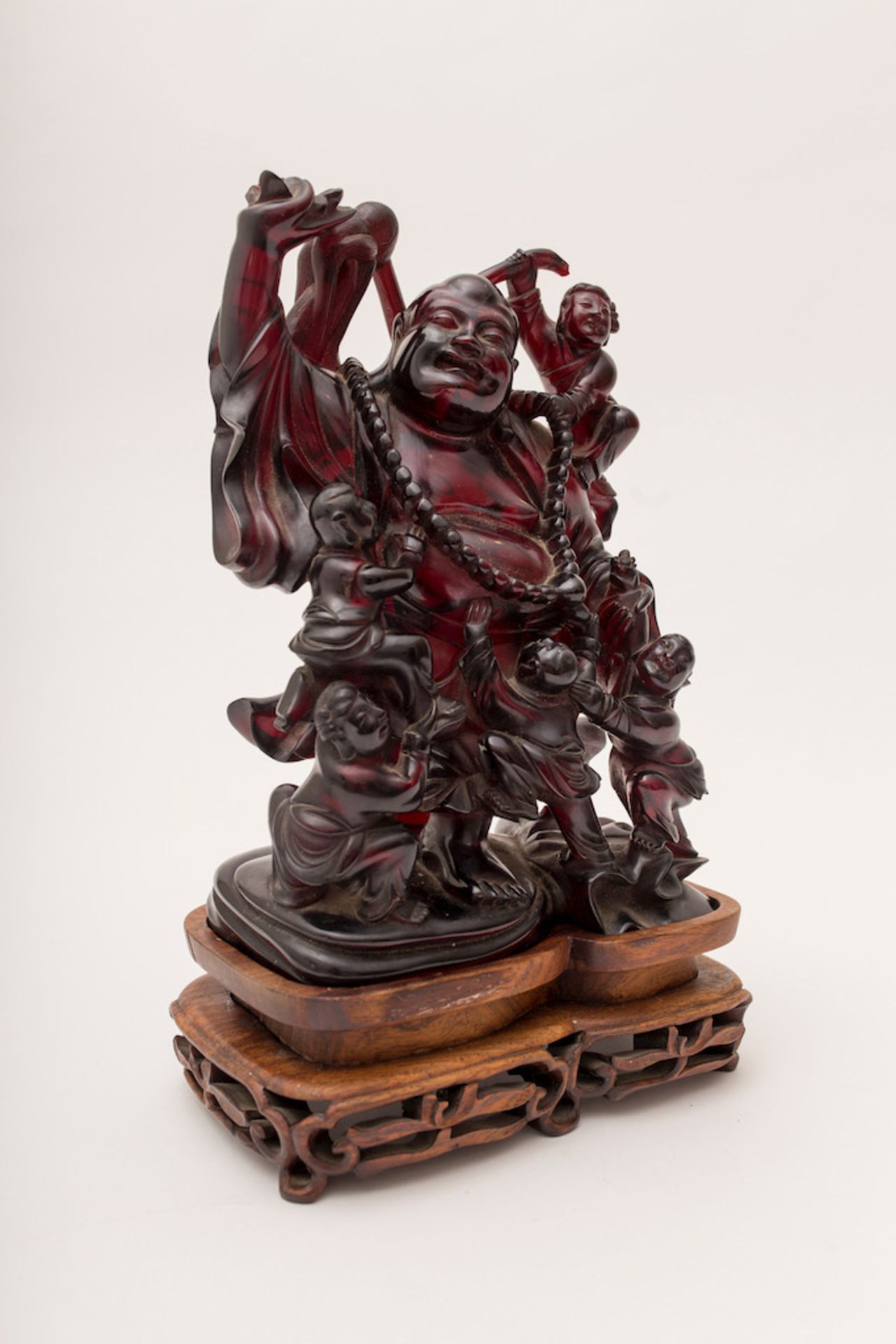 Chine - Bouddha en ruby amber - Entouré de cinq personnages, sur socle en bois. - [...] - Image 2 of 14