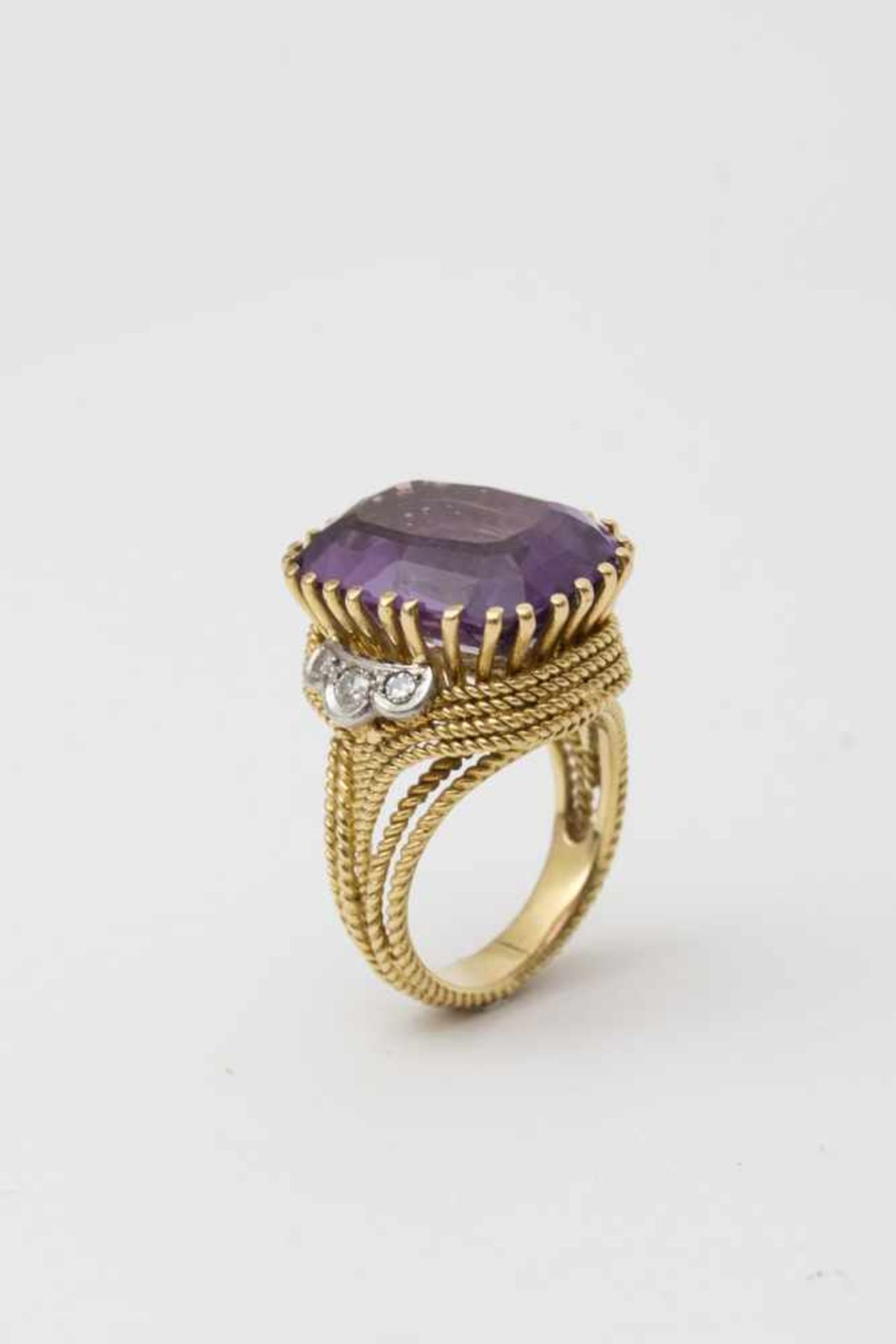 Beheyt Frères Cocktail ring Twisted 18 ct yellow gold ropes, set with an amethyst surrounded by 6