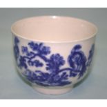 A LATE 18th CENTURY LARGE WORCESTER BLUE AND WHITE TEA BOWL decorated to the body with exotic